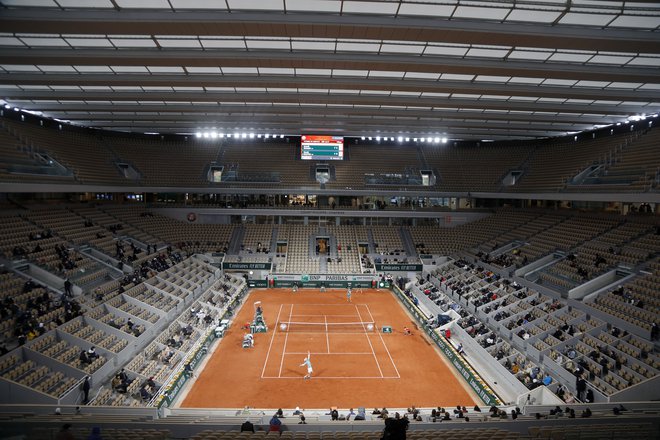 Teniške dvoboje v pariškem Roland Garros bo letos lahko spremljalo več gledalcev kot lani. FOTO: Charles Platiau/Reuters