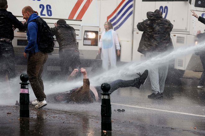 V parku Bois de La Cambre v Bruslju je potekala že druga edicija nelegalnega protesta proti zdravstvenim omejitvam La Boum - L&#39;Abime. Tudi tokrat je policija nad protestnike uporabila vodne topove in solzivec. FOTO: Kenzo Tribouillard/Afp Foto Kenzo Tribouillard Afp