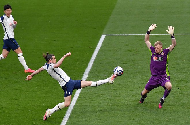 Tottenham je na krilih Garetha Bala (na fotografiji) preskočil Sheffield United s 4:0. Chelsea je z dvema goloma Kaia Havertza premagal Fulham. Manchester City pa ima na vrhu po sobotni zmagi v Londonu že 13 točk prednosti pred mestnim tekmecem Unitedom. FOTO: Justin Setterfield/Afp