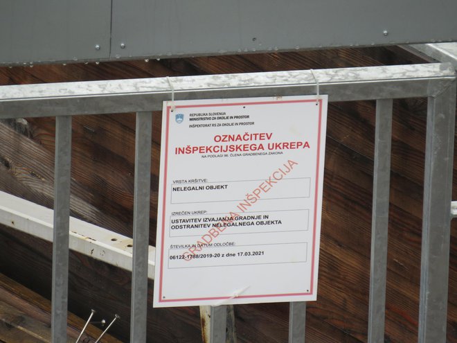 Gradbeni inšpektor je razgledno ploščad označil za nelegalni objekt. FOTO: Bojan Rajšek/Delo