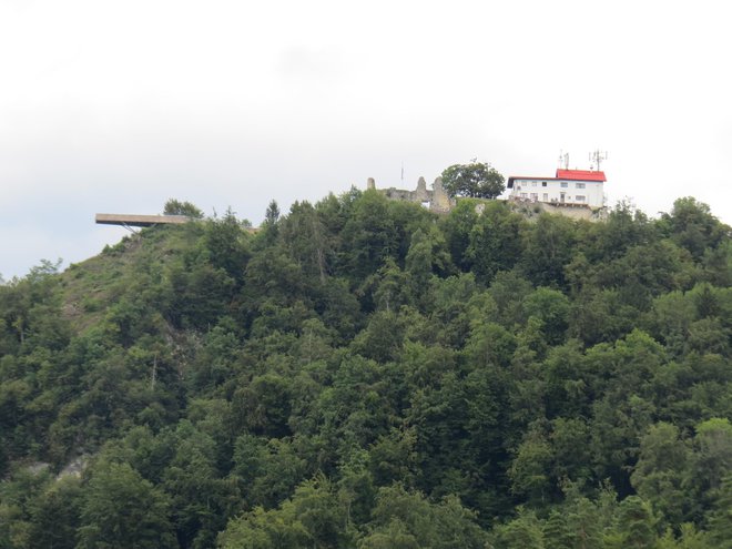 Razgledni pomol na Starem gradu nad Kamnikom. FOTO: Bojan Rajšek/Delo