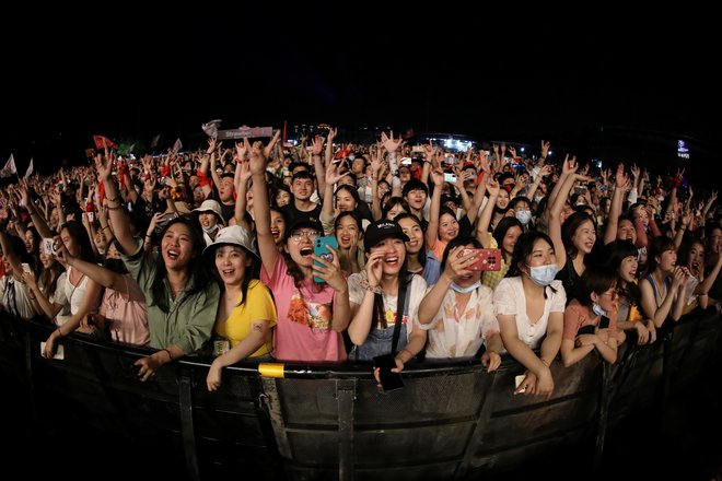 V Wuhanu so 1. maja organizirali <em>Jagodni glasbeni festival</em>, na katerem se je zbralo več kot 11.000 ljudi. FOTO: Reuters