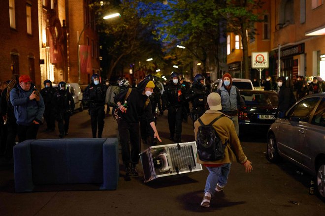 Policija poskuša razgnati protestnike v berlinski soseski Kreuzberg. FOTO: Odd Andersen/AFP