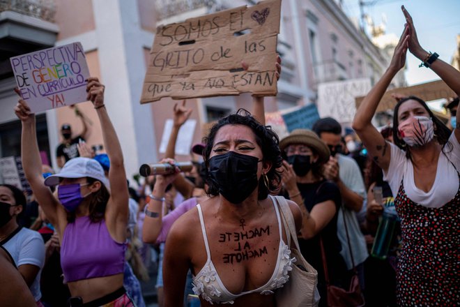 Pred guvernerjevo palačo v San Juanu, glavnem mestu Portorika so ženske protestirale proti spolnemu nasilju in neenakosti spolov. FOTO: Ricardo Arduengo/Afp<br />
&nbsp;