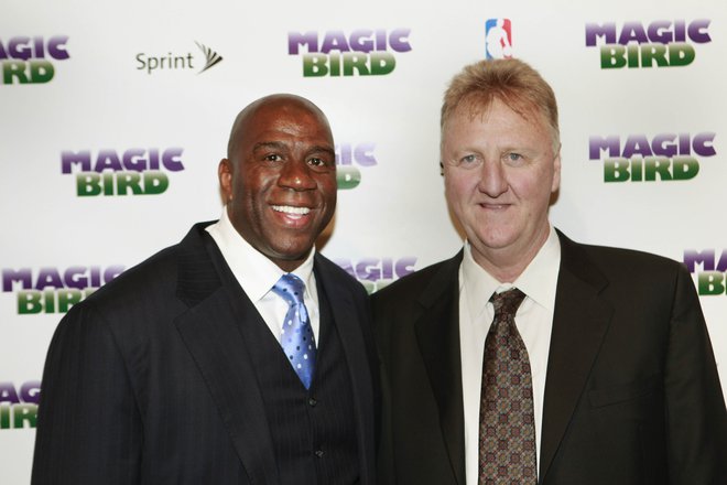 Earvin Magic Johnson (levo) in Larry Bird sta bila desetletje velika tekmeca v NBA in potem še zaščitna znamka sanjskega moštva. FOTO: Allison Joyce/Reuters