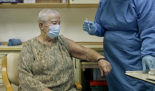 Cepljenje je po mnenju stroke edina rešitev za najhitrejši izhod iz epidemije.FOTO: Blaž Samec/Delo