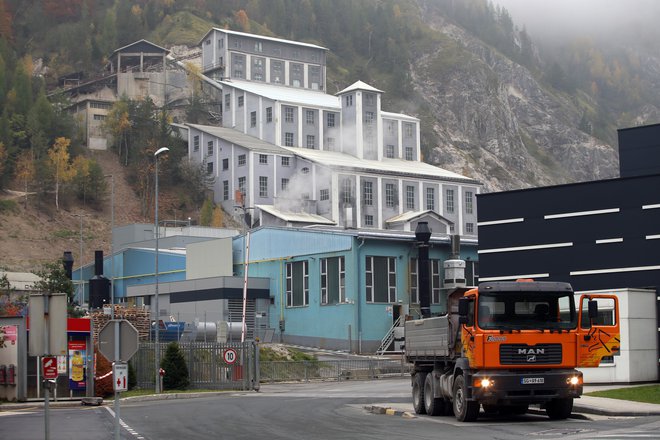 Separacija v Žerjavu, v kateri je potekalo ločevanje, prebiranje in drobljenje svinčeve rude, je zaščitena kot tehniški spomenik evropskega pomena. Zgradba je naslonjena na pobočje nad Tovarno akumulatorskih baterij, ki na tej lokaciji pridobiva svinec in izdeluje industrijske baterije. Podjetje je pod inšpekcijskim nadzorom. Zadnja leta v njem niso odkrili nepravilnosti. Foto Tadej Regent