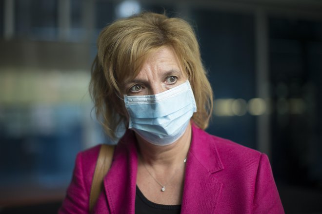 Predsednica zdravniške zbornice in vodja svetovalne skupine za cepljenje Bojana Beović predlaga cepljenje za vse. FOTO: Jure Eržen/Delo