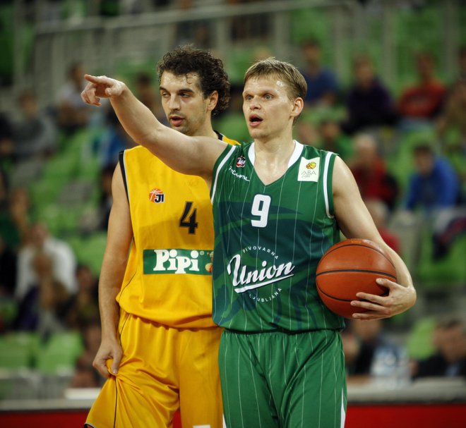 Teemu Rannikko (z žogo) je tri sezone igral tudi za ljubljansko Olimpijo. FOTO: Uroš Hočevar/Delo