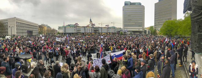 Protestniki izkazujejo nestrinjanje z aktualno vladno politiko. FOTO: Voranc Vogel/Delo