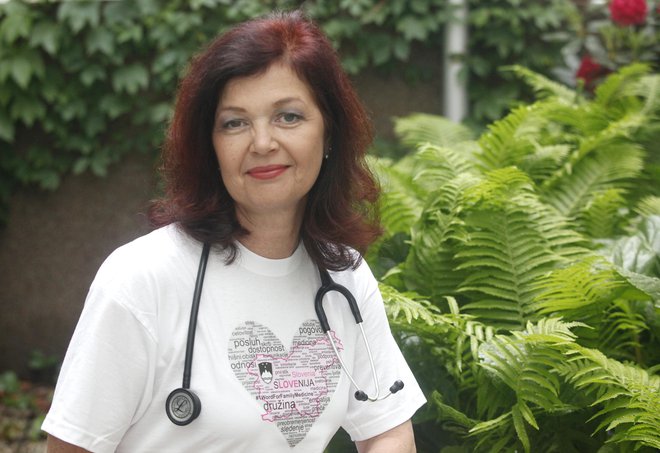 Zdravnica Nena Kopčavar Guček, specialistka družinske medicine, vsak dan prejme nekaj klicev prebolevnikov, ki potrebujejo nasvet. FOTO: Mavric Pivk