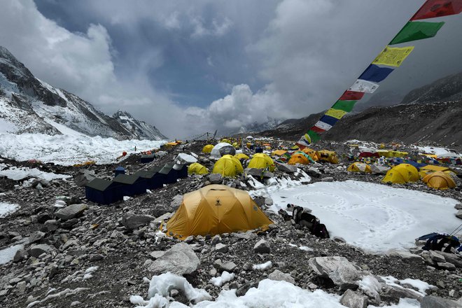 Plezalci, ki prispejo v Nepal, morajo pred odhodom v bazni tabor sicer v obvezno karanteno. FOTO: Prakash Mathema/AFP