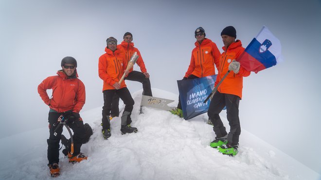 V 125-letni zgodovini olimpizma in Aljaževega stolpa se je slovenska bakla prvič pojavila na Triglavu. FOTO: Peter Vrčkovnik