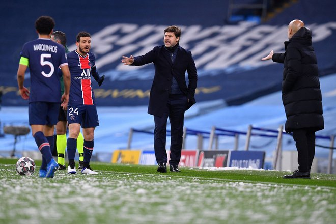 Pariški trener Mauricio Pochettino (v sredini) je izgubil dvoboj s Pepom Guardiola (desno) že v Parizu. FOTO: Paul Ellis/AFP