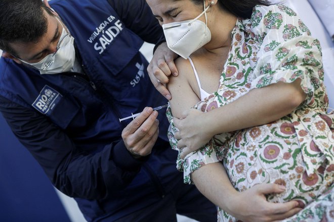 Cepiva proti covidu niso bila posebej testirana na nosečnicah, kar je tudi glavni argument proti uvrščanju nosečnic na prednostne liste. Prizor cepljenja je iz Ria de Janeira. FOTO: Ricardo Moraes/Reuters