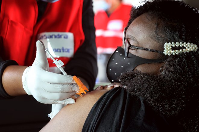 Cepljenje s Pfizerjevim cepivom v marylandskem Aberdeenu. FOTO: Chip Somodevilla/AFP