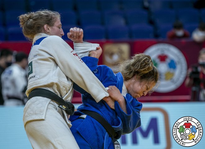 Andreja Leški (levo) je bila v četrtfinalu boljša od&nbsp;Izraelke Gili Sharir. FOTO: Gabriela Sabau/IJF