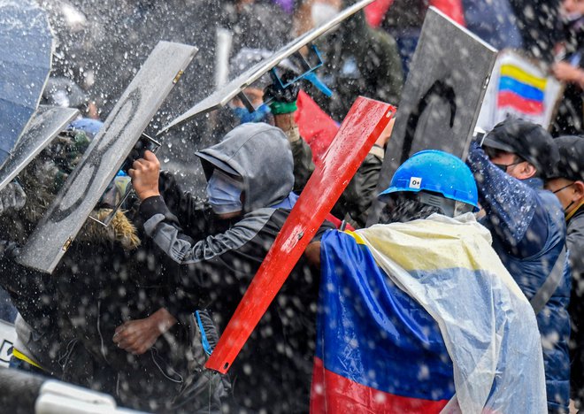 Brutalno ravnanje kolumbijskih oblasti zaskrbljeno spremljajo človekoljubne organizacije in mednarodna javnost. FOTO: Juan Barreto/AFP