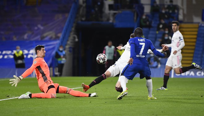 V Chelseajevi strategiji je bil ključen N&#39;Golo Kante, ki je opravil ogromno delo na sredini igrišča, ob tem je napadal goste iz &raquo;drugega plana&laquo;, kot rečemo v nogometnem žargonu. FOTO: Toby Melville/Reuters