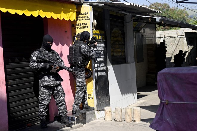 Policisti med danšnjo racijo v revnem predelu Ria de Janeira. FOTO: Mauro Pimentel/AFP