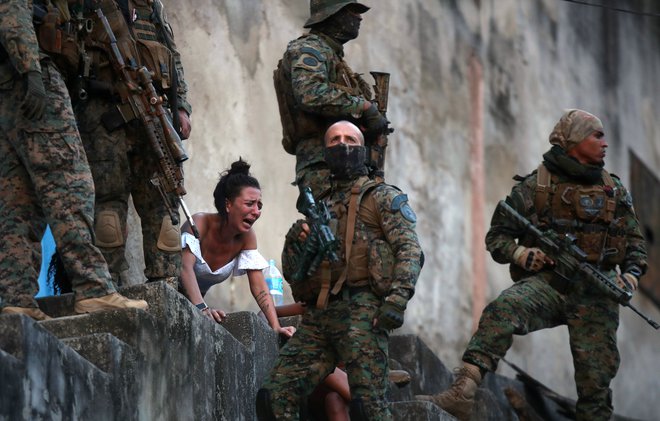 Brutalni spopadi med policijo in tolpami v barakarskih naseljih Brazilije niso redki. FOTO: Ricardo Moraes/Reuters