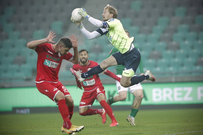 Nogometaši Aluminija (v rdečem) so si oddahnili. FOTO: Uroš Hočevar/Delo