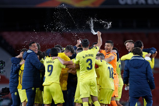 Nogometaši Villarreala so prešerno proslavili uvrstitev v finale. FOTO: Adrian Dennis/AFP