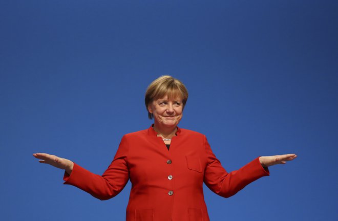 Helmut Kohl ji je prezirljivo rekel &raquo;dekletce&laquo;. Toda Angela Merkel, ki se po poldrugem desetletju poslavlja, je postala &raquo;gospa Evropa&laquo;. Mlajša nemška generacija ne pozna drugega političnega voditelja kot nje. FOTO: Kai Pfaffenbach/Reuters