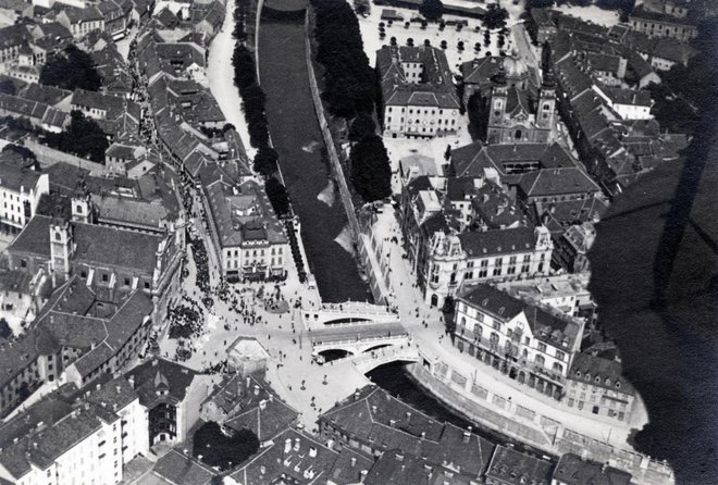 Trafika na Prešernovem trgu je edino, kar je ostalo od številnih Plečnikovih predlogov za njegovo ureditev. Na fotografiji Tromostovje, kakršno je bilo leta 1935 – že s trafiko. Foto Dokumentacija MGML