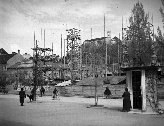 Plečnik je trafiko na Vegovi zasnoval spomladi 1930, ko je urejal Vegovo ulico. Foto Peter Naglič, izvirnik hrani Slovenski etnografski muzej