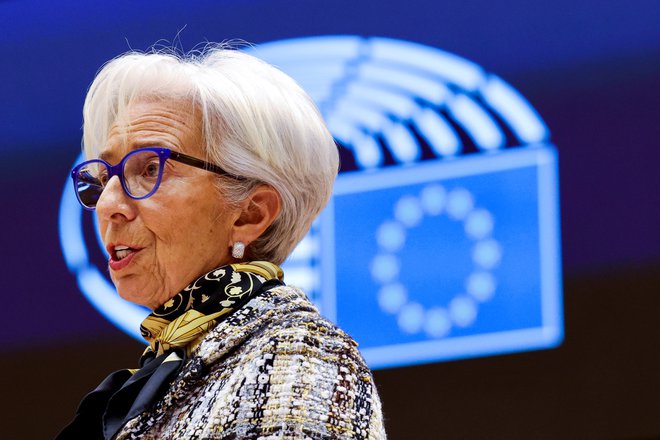 Evropska centralna banka pod vodstvom Christine Lagarde je glede inflacije manj zaskrbljena kot ameriški Fed.<br />
FOTO: Olivier Matthys/Reuters