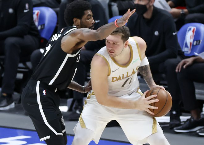 Takole se je Dallasov as Luka Dončić boril z najučinkovitejšim igralcem tekme Kyriem Irvingom iz Brooklyna. FOTO: Kevin Jairaj/USA Today Sports