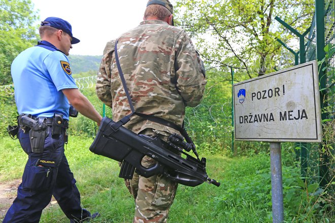 Slovenski policiji pri varovanju meje že zdaj pomaga vojska, priključili pa se jim bodo še tuji policisti. FOTO: Tomi Lombar/Delo