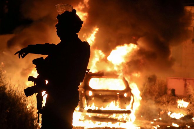 V soseski Sheikh Jarrah v Jeruzalemu že več dni prihaja do spopadov med izraelsko vojsko in palestinskimi protestniki, ki protestirajo v znak solidarnosti z lokalnimi palestinskimi družinami, ki so jih Izraleci deložirali. Izraelski Judje, ki jih podpirajo sodišča, so prevzeli hiše v Sheikh Jarrahu z utemeljitvijo, da so tam živele judovske družine, preden so pobegnile pred izraelsko vojno za neodvisnost leta 1948. FOTO: Ammar Awad/Reuters