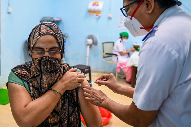 Pobuda za omejitev patentne pravice se je razvila predvsem zaradi zdravstvene krize v Indiji, ki pa je ena večjih proizvajalk cepiv na svetu.&nbsp; FOTO: Punit Paranjpe/AFP