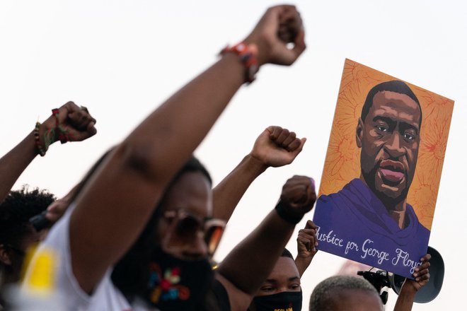 Ljudje so tudi po obsodbi&nbsp;Dereka Chauvina dvigali pesti in portret Georga Floyda. Njegova smrt je povzročila silovite proteste proti policijskemu nasilju v ZDA, kasneje pa so se protesti razširili tudi na simbole rasizma v ZDA. FOTO:&nbsp;Elijah Nouvelage/AFP