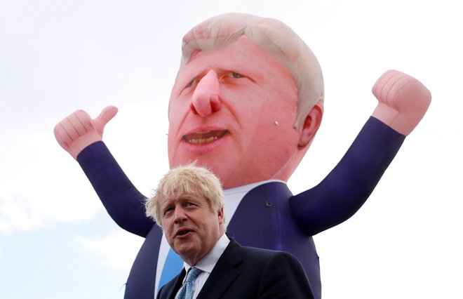 Britanski premier Boris Johnson je s svojimi podporniki proslavil uspešne rezultate lokalnih volitev. Foto: Lee Smith/Reuters