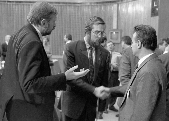 Lojze Peterle, Dimitrij Rupel in Miran Potrč med pogovorom v skupščinski dvorani. Foto Joco Žnidaršič