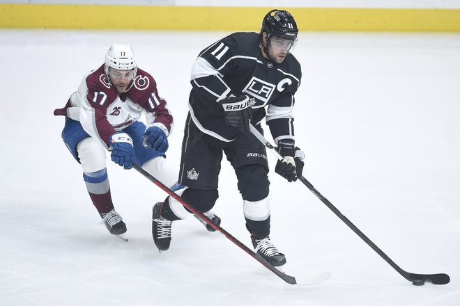 Anže Kopitar (desno) kljub mejniku 1000 točk v NHL ne bo zadovoljen končal sezone. FOTO: Kelvin Kuo/Usa Today Sports