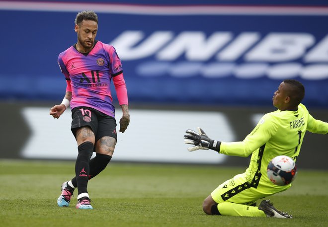 PSG je prepričal Neymarja za podaljšanje pogodbe še za štiri sezone, do leta 2026. FOTO: Gonzalo Fuentes/Reuters