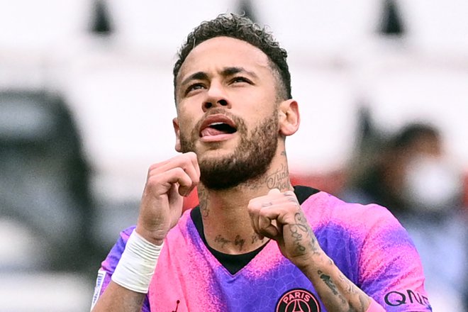 (FILES) In this file photo taken on May 01, 2021 Paris Saint-Germain&#39;s Brazilian forward Neymar celebrates after scoring a goal during the French L1 football match between Paris Saint-Germain and RC Lens at the Parc des Princes stadium in Paris. - Neymar has agreed a contract extension with Paris Saint-Germain until 2025, the reigning French champions announced on May 8, 2021. (Photo by Anne-Christine POUJOULAT / AFP) Foto Anne-christine Poujoulat Afp