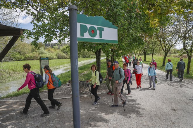 Pohod je potekal v prilagojeni obliki, a tega v dobrovoljni množici ni bilo opaziti. FOTO: Leon Vidic/Delo