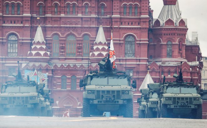 Na svečani tribuni, mimo katere je šla povorka najsodobnejše ruske oborožitve, je poleg Vladimirja Putina stal le njegov tadžikistanski kolega Emomali Rahmon. FOTO:&nbsp; Maksim Šemetov/Reuters