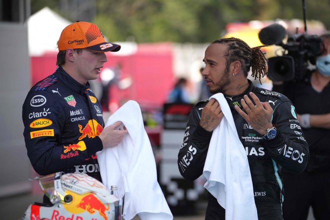 Max Verstappen (levo) in Lewis Hamilton sta uprizorila nov razburljiv dvoboj, ki ga je z izjemnim finišem včeraj v Barceloni dobil angleški šampion. FOTO: Emilio Morenatti/AFP