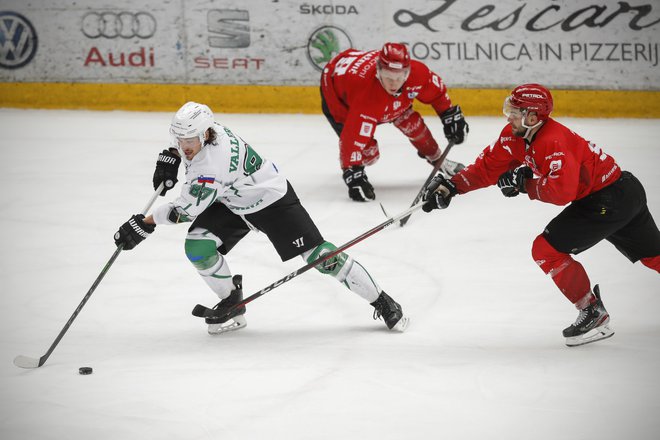 Marc-Olivier Vallerand, Blaž Tomaževič in Žan Jezovšek bodo tudi drevi pogosto v središču pozornosti.<br />
FOTO: Uroš Hočevar/Delo