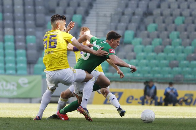 Olimpija je bila tudi brez Andresa Vombergarja boljši tekmec v velikem derbiju, toda v napadu ni imela več igralca, ki bi lahko zabil gol. FOTO: Leon Vidic/Dlo