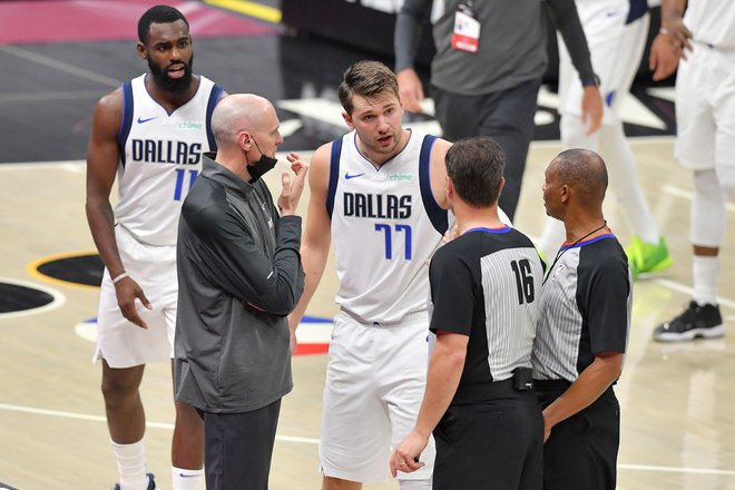 Dallas je kljub izključitvi Luke Dončića, ki mu je ob prepričevanju sodnikov neuspešno pomagal tudi trener&nbsp;Rick Carlisle, zanesljivo premagal Cleveland in se še utrdil v najboljši šesterici zahodne konference. FOTO: Jason Miller/AFP