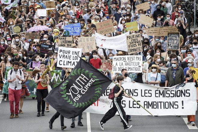 &nbsp;V Nantesu na zahodu Francije so mladi in številne nevladne organizacije ter sindikati v okviru nacionalnega dneva, ki zahteva podnebno pravičnost, organizirali množični protest &raquo;Mladi za podnebje&laquo;. FOTO: Sebastien Salom-gomis/Afp<br />
&nbsp;