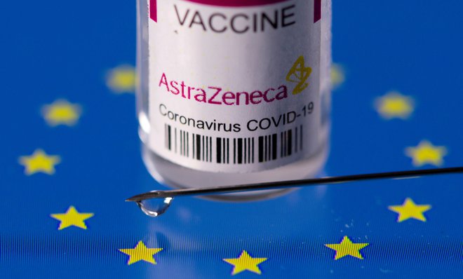 Iz Eme so v petek sporočili le, da njihov odbor v okviru redne revizije varnostnih poročil glede cepiva AstraZenece, imenovanega vaxzevria, analizira podatke o primerih omenjenega sindroma. FOTO: Dado Ruvic/Reuters