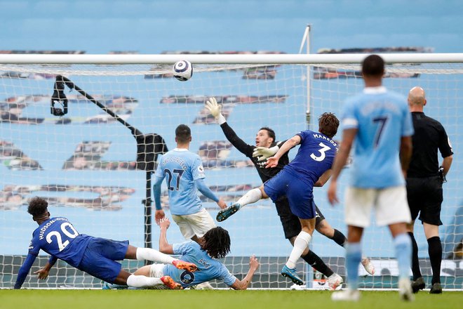 V ospredju 35. kroga Premier lige je bila generalka za veliki finale Lige prvakov med Manchester Cityjem in Chelseajem, ki so jo ob izteku tekme dobili gostje (1:2). City je kljub porazu tik pred osvojitvijo sedmega naslova v zgodovini kluba. Na lestvici za vodilnim Cityjem (80 točk), ki je odigral 35 tekem, sledi Manchester United s 67 točkami. FOTO: Martin Rickett/Afp